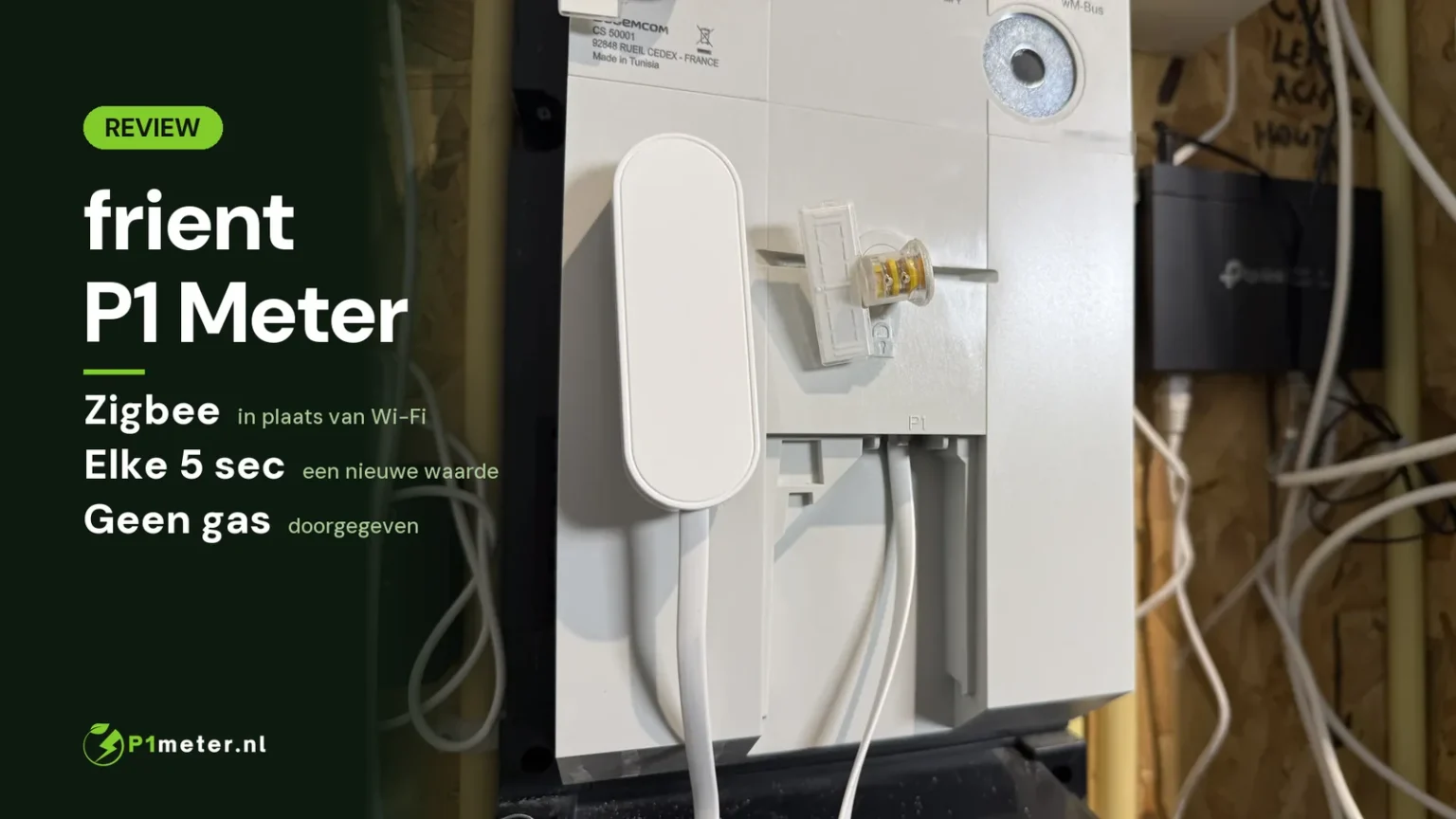 De frient P1 Meter naast de P1-poort van onze slimme meter