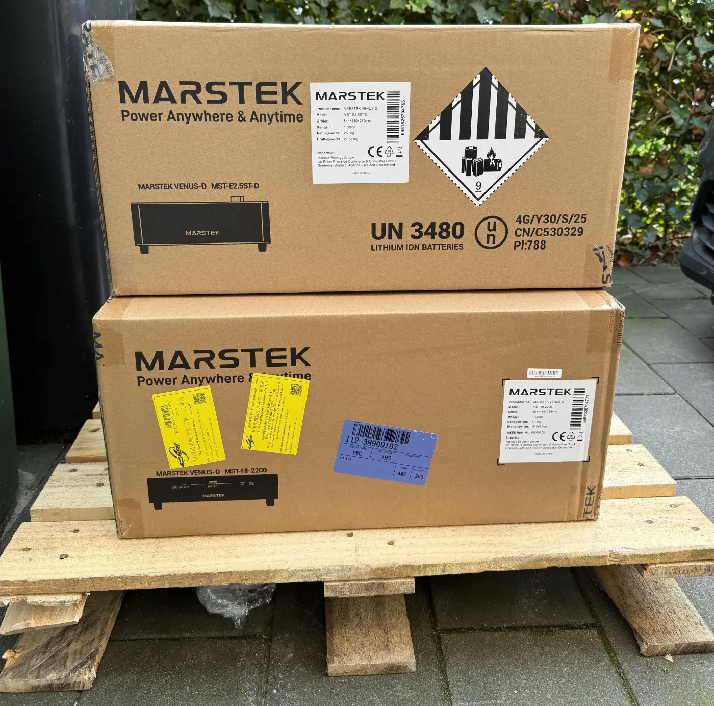 Pallet met de Marstek Venus D thuisbatterij
